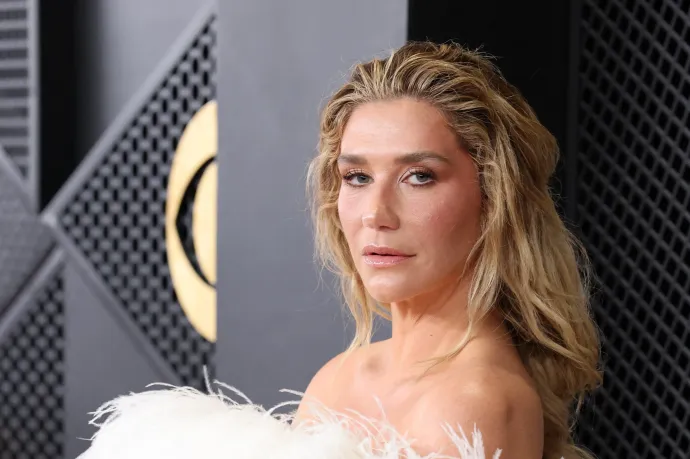 Kesha dalára rakétáznak le egy hajót a vadászgépek a Fehér Ház TikTokján, az énekesnő kiakadt