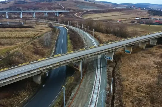 Augusztusig kellene felújítani a Kolozsvár-Nagyvárad vasutat, de van olyan szakasz, ahol távol állnak ettől
