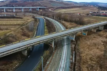 Augusztusig kellene felújítani a Kolozsvár-Nagyvárad vasutat, de van olyan szakasz, ahol távol állnak ettől