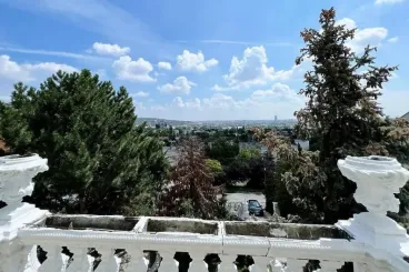 Panelnégyzetméter-áron árulja budai luxusvilláját a népszerű kisnyugdíjas