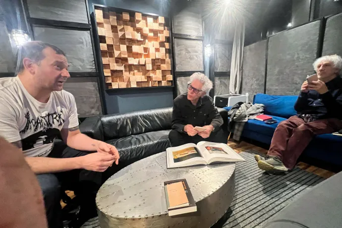 Pándi Balázs épp Tandori Dezső pályakezdő verseskötetének fakszimile kiadásáról mesél Jim Jarmuschnak és Lee Ranaldonak. New York, 2026. január – Fotó: Marc Urselli 