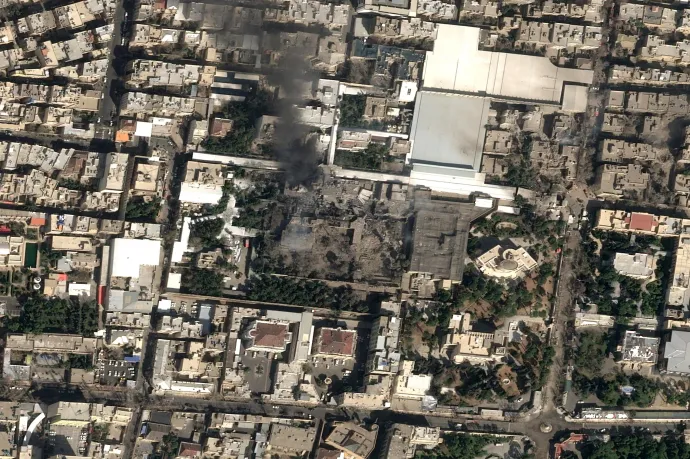 Egy műholdképen füst száll fel Ali Hamenei ajatollah rezidenciájának és hivatalának otthont adó épületegyüttesből 2026. február 28-án, a támadást követően – Fotó: Pleiades Neo (c) Airbus DS 2026 / Reuters