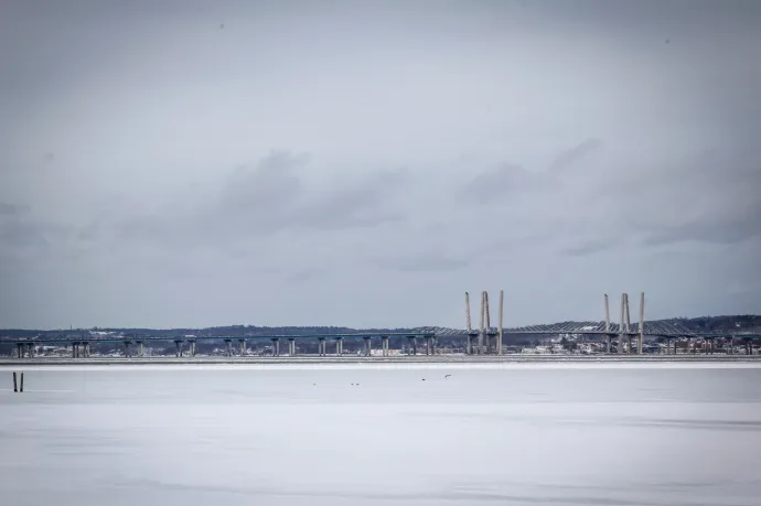 Kényszerleszállást hajtott végre a Hudson-folyó jeges vizén egy kisrepülőgép pilótája