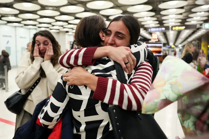 A térségből kimenekített spanyol állampolgárok érkezése a madridi repülőtérre 2026. március 3-án – Fotó: Violeta Santos Moura / Reuters
