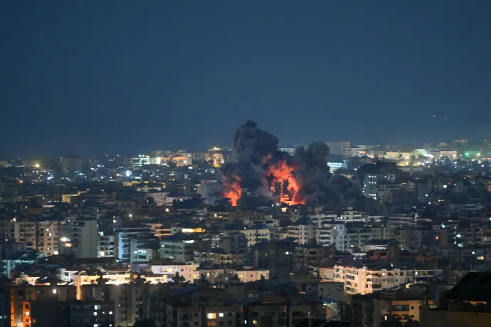 Rakétabecsapódás után lángol az Al-Manar TV épülete Bejrút Haret Hreik negyedében 2026. március 3-án – Fotó: Fadel Itani / AFP