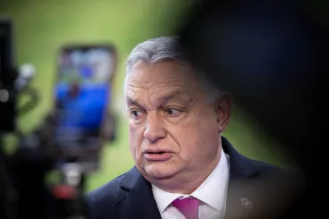 Kompország középen megfeneklett