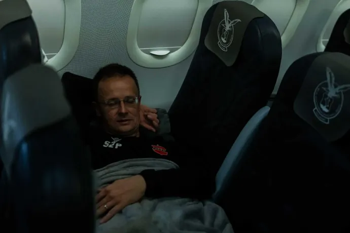 Magyarország külgazdasági és külügyminisztere az első mentesítő járaton Jordánia felé – Fotó: Szijjártó Péter / Facebook