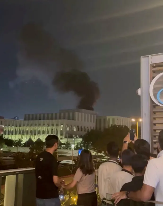 Füst gomolyog az amerikai konzulátus közelében Dubajban 2026. március 3-án – Fotó: Közösségi média / Reuters