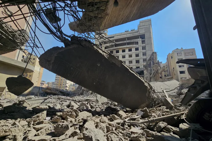 A Hezbollah által működtetett Al-Manar televízió izraeli légicsapásban találatot kapott épületének romjai Bejrút déli elővárosában, Dahijében 2026. március 3-án – Fotó: Haszan Ammar / AP / MTI