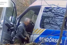 Saját szolgálati autójukból szívták le az üzemanyagot a rendőrök, és erről videó is készült