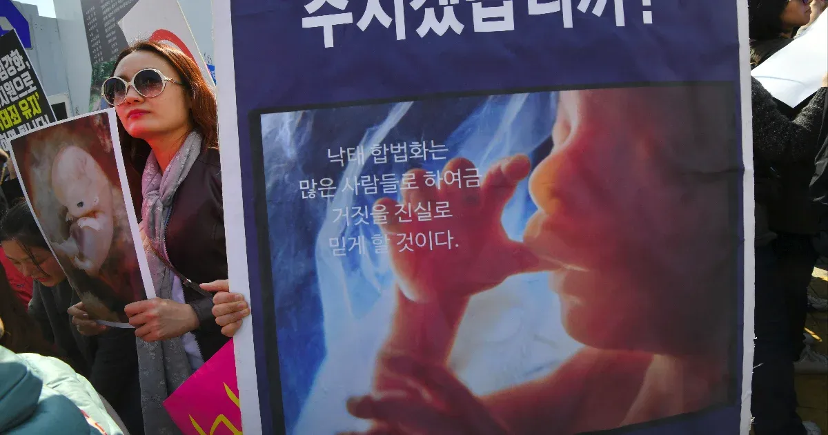 Abortusz miatt ment kórházba, de végül gyilkosságért ítéltek el egy dél-koreai nőt és orvosait