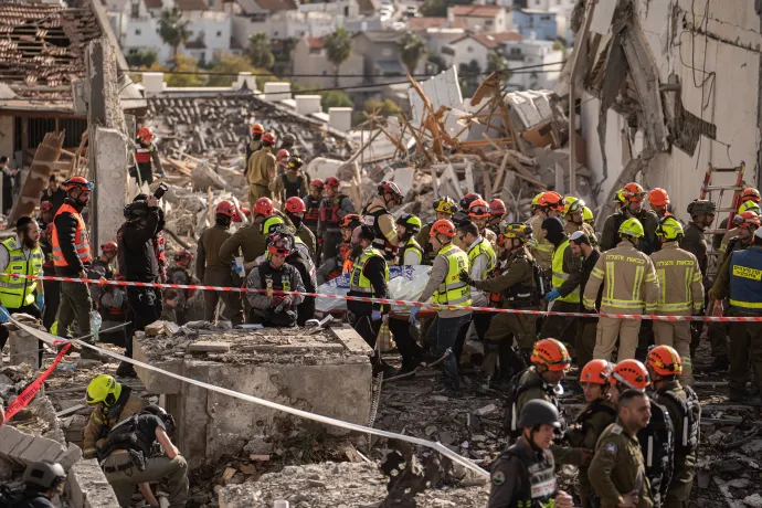 Izraeli mentőcsapatok kutatják át a romokat egy iráni rakétatámadás helyszínén Bét Semesben 2026. március 1-jén – Fotó: Ori Aviram / AFP