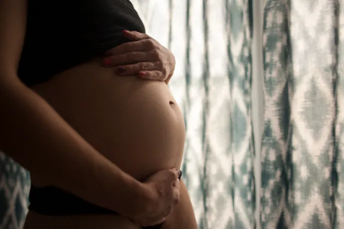 A terhes nők agya tényleg veszíthet a méretéből, és ennek kulcsfontosságú szerepe lehet az anyává válásban