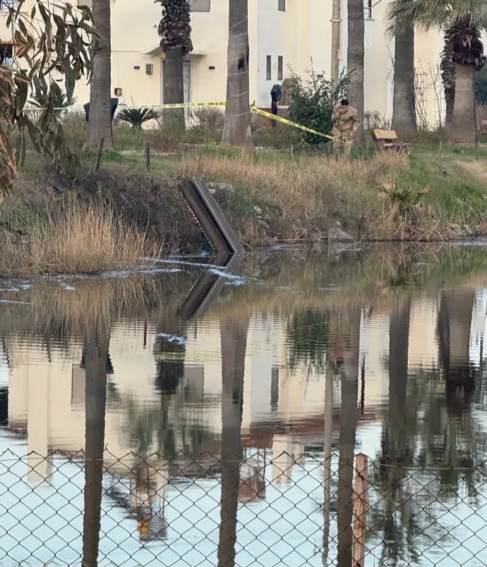 Egy török katona egy légvédelmi rakéta maradványát vizsgálja a törökországi Hatay tartománybeli Dörtyolban 2026. március 4-én – Fotó: Demirören News Agency / AFP