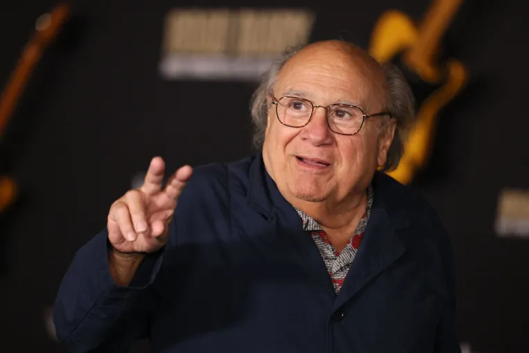 Danny DeVito a színészet előtt halottak haját is fazonírozta