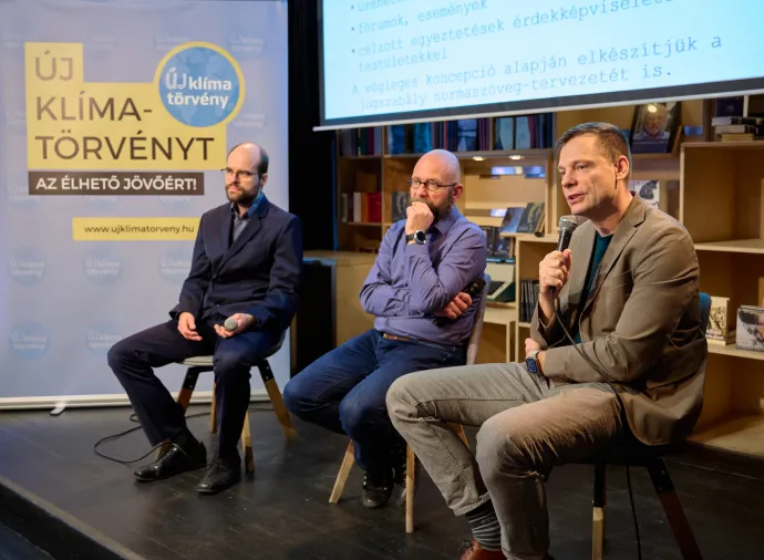 Koczóh Levente, a Green Policy Center klímapolitikai tanácsadója, Éger Ákos, a Magyar Természetvédők Szövetségének ügyvezetője és Litkai Gergely, az új klímatörvényt megcélzó mozgalom védnöke – Fotó: Konkoly Ádám