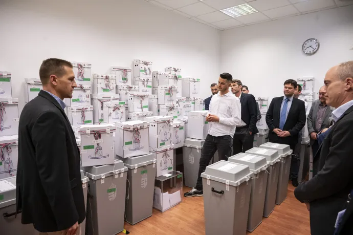 A Nemzeti Választási Bizottság tagjai Nagy Attila, a bizottság elnöke (b) jelenlétében ellenőrzik a beérkezett 147 külképviseleti szavazóurnát az Alkotmány utcai központban, 2024. június 12-én – Fotó: Szigetváry Zsolt / MTI