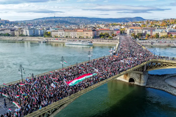 A drónnal készült képen a Civil Összefogás Fórum – Civil Összefogás Közhasznú Alapítvány (CÖF-CÖKA) Békemenetének résztvevői az 1956-os forradalom és szabadságharc 69. évfordulóján a Margit hídon 2025. október 23-án – Fotó: Czeglédi Zsolt / MTI