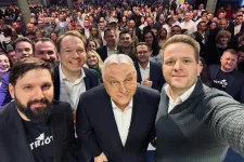 Magyar Péter közönségét lassan a Holdról, Orbánét meg pár centiről vizsgálják a drónokkal felszerelt kormánypárti megmondóemberek