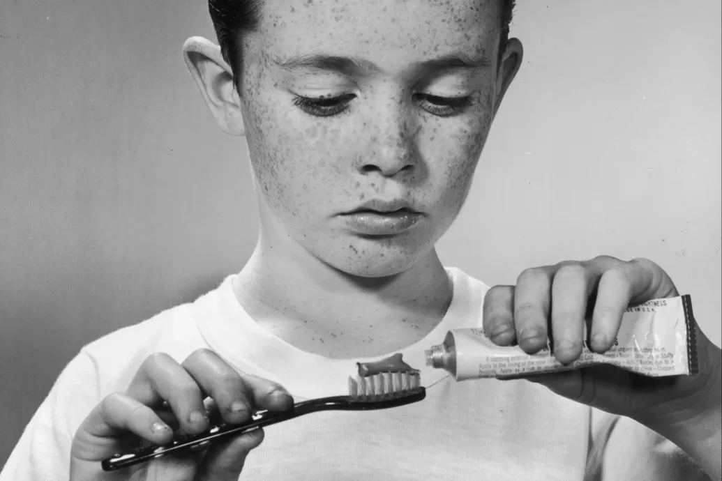 Festőktől lopta az ötletet a fogkrémes tubust hódító útjára indító apa-fiú fogorvospáros