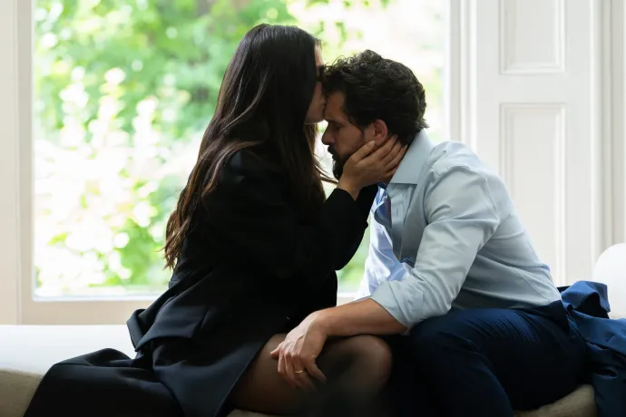 Marisa Abela és Kit Harington – Fotó: Simon Ridgway / HBO 