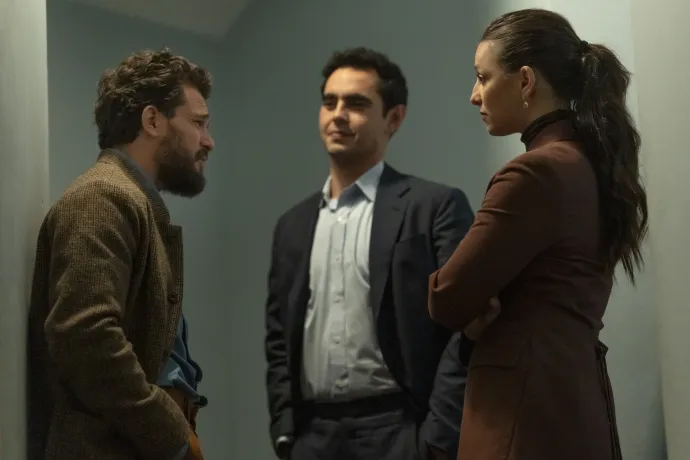 Kit Harington, Max Minghella és Marisa Abela – Fotó: Simon Ridgway / HBO 