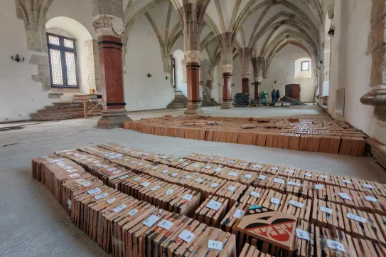 Elkezdődött a vajdahunyadi kastély lovagtermének a csempézése