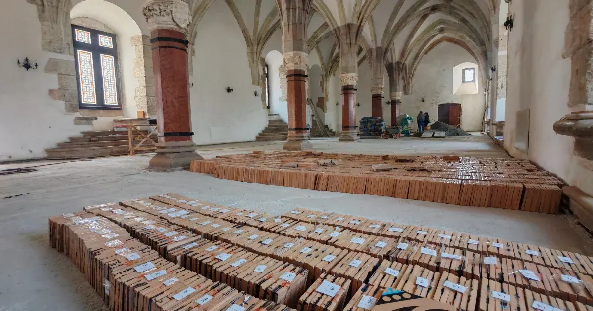 Elkezdődött a vajdahunyadi kastély lovagtermének a csempézése