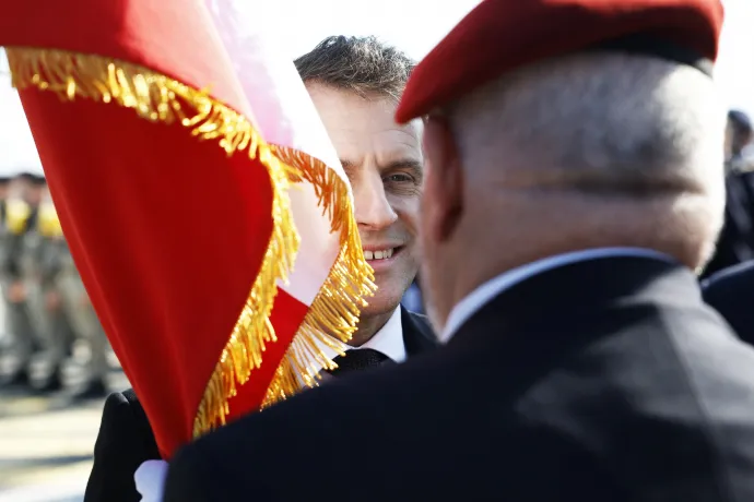 Emmanuel Macron francia elnököt köszönti egy tiszt az Île Longue-i atomtengeralattjáró-bázison, Crozonban, Franciaországban, 2026. március 2-án – Fotó: Yoan Valat / Pool / Reuters