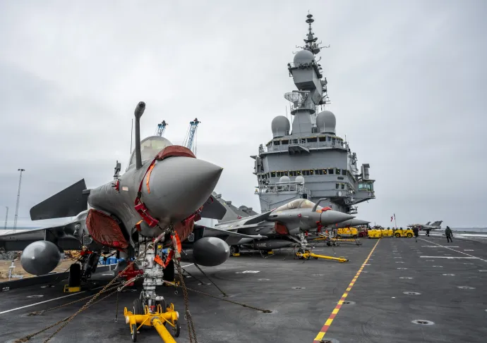 Rafale M típusú vadászbombázók a francia haditengerészet Charles De Gaulle repülőgép-hordozójának fedélzetén Malmőben, 2026. február 25-én – Fotó: Johan Nilsson / TT / EPA / MTI
