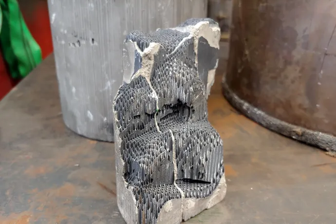 Egy részecskeszűrő kerámiabetétje szétroncsolt állapotban (fent) és egy tisztításra váró szűrő a mosóberendezésben (lent) – Fotó: Zách Dániel / Telex