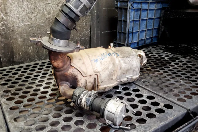 Egy részecskeszűrő kerámiabetétje szétroncsolt állapotban (fent) és egy tisztításra váró szűrő a mosóberendezésben (lent) – Fotó: Zách Dániel / Telex