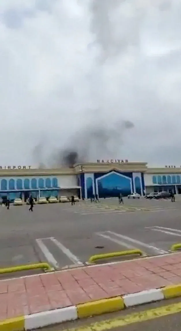 Füst egy drón felrobbanása után az azerbajdzsáni Nahicseván exklávé repülőtéren – Fotó: Közösségi média / Reuters 