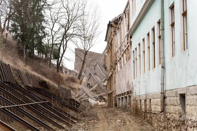 Bontani kezdték a Tamási bentlakásának leomlott szárnyát, közel kétmillió eurós magyar támogatásból épülhet újjá