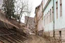 Bontani kezdték a Tamási bentlakásának leomlott szárnyát, közel kétmillió eurós magyar támogatásból épülhet újjá