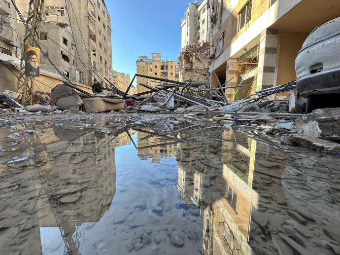 Egy megrongálódott épület romjai egy korábbi izraeli támadás után Bejrút déli külvárosában – Fotó: Stringer / Reuters 