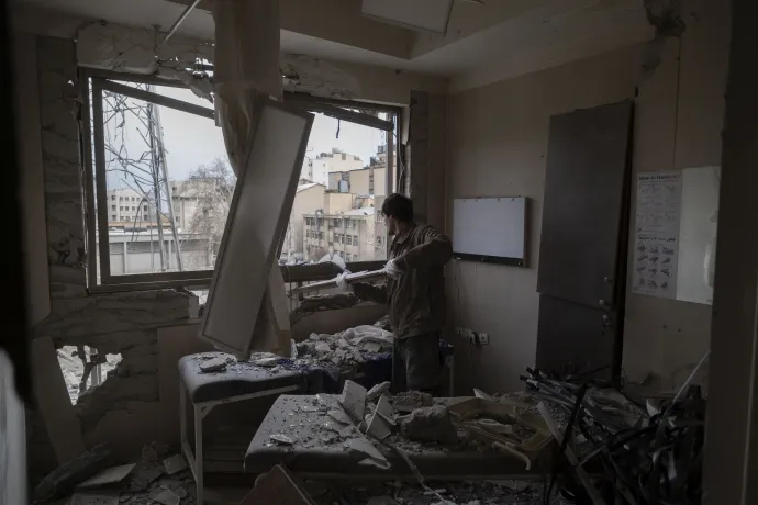 A légicsapásban megrongálódott teheráni Gandhi Kórház 2026. március 2-án – Fotó: Morteza Nikoubazl / NurPhoto / AFP