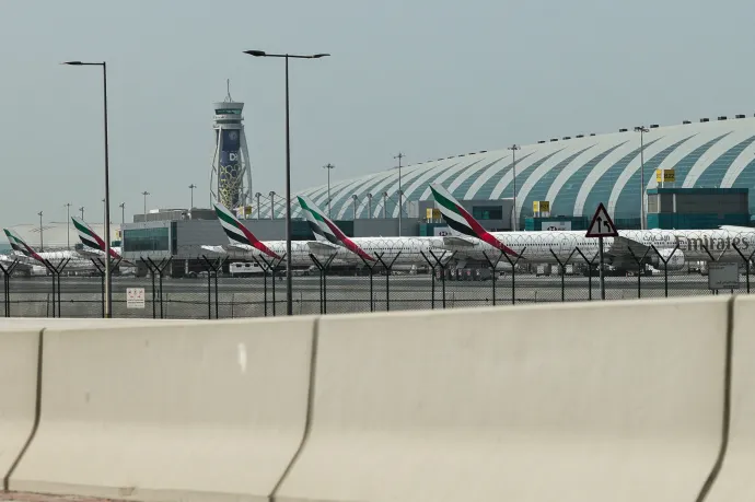 Az Emirates gépei a dubaji repülőtéren 2026. március 2-án – Fotó: Fadel Senna / AFP