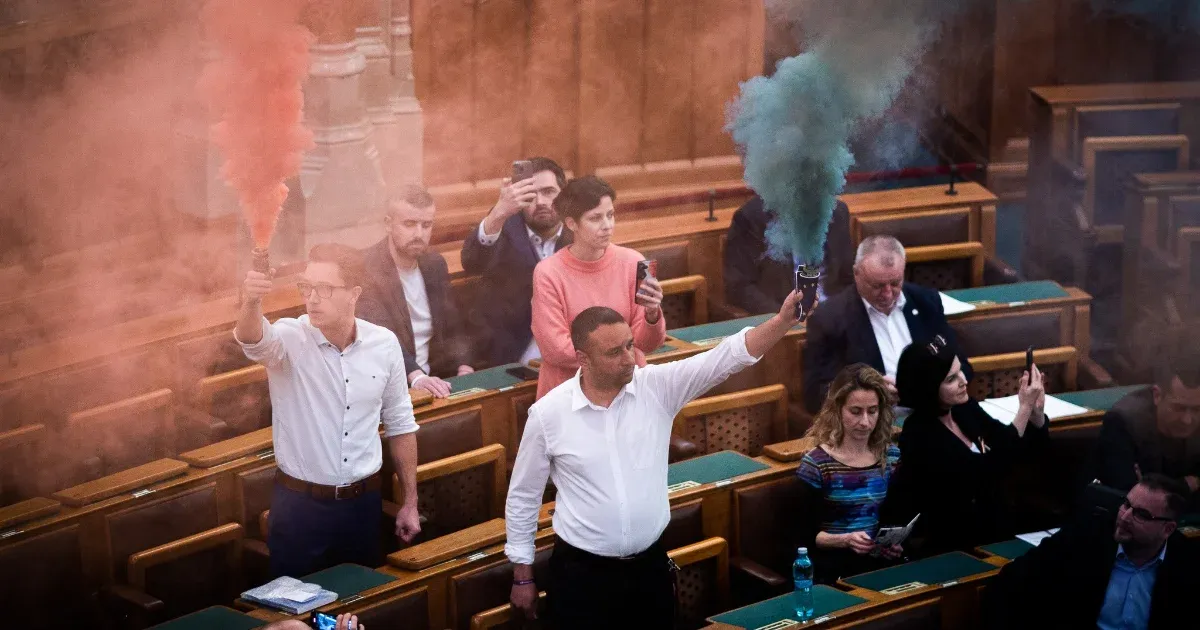 Nyomozás folyik Bedő Dávidék ellen, amiért tavaly füstgyertyákat gyújtottak a Parlamentben