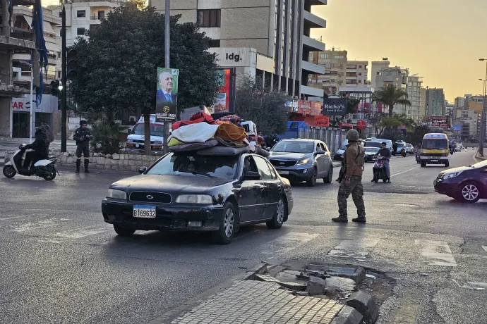 Autóval menekülnek Bejrút déli külvárosából az izraeli hadsereg evakuálási figyelmeztetése után – Fotó: AFP