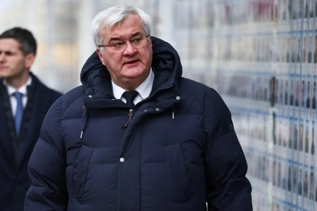 Az ukrán külügyminiszter azt állítja, hogy a magyar hatóságok „gyakorlatilag túszul ejtették” az ukrán állami takarékbank hét alkalmazottját