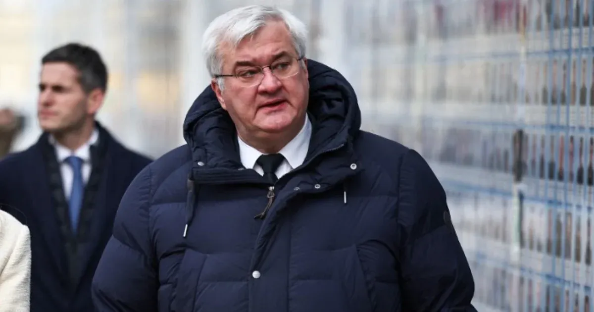 Az ukrán külügyminiszter azt állítja, hogy a magyar hatóságok „gyakorlatilag túszul ejtették” az ukrán állami takarékbank hét alkalmazottját