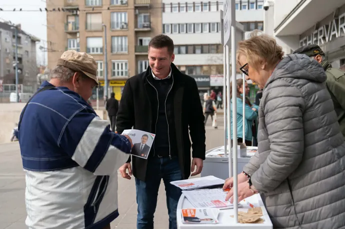 Kocsondi Márk aláírást gyűjt – Fotó: Kocsondi Márk / Facebook