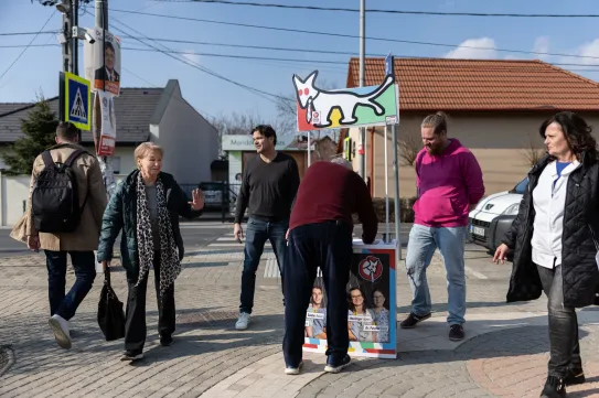 Kutyapárti ajánlásgyűjtési hajrá Vecsésen: a kopogtatás siralmas, a pult jól megy