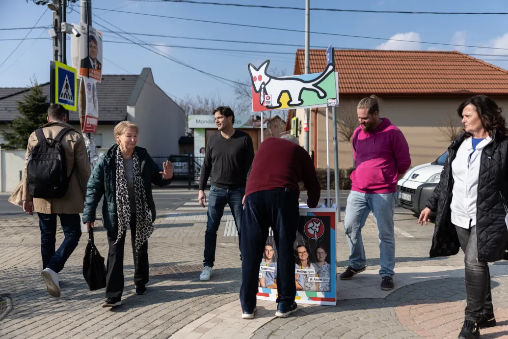 Kutyapárti ajánlásgyűjtési hajrá Vecsésen: a kopogtatás siralmas, a pult jól megy – Forrás: Telex.hu