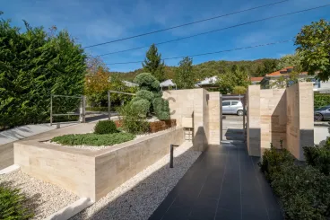 Nem mindennapi luxusház falai mögé nézhetsz be egy zsáktelepülésen