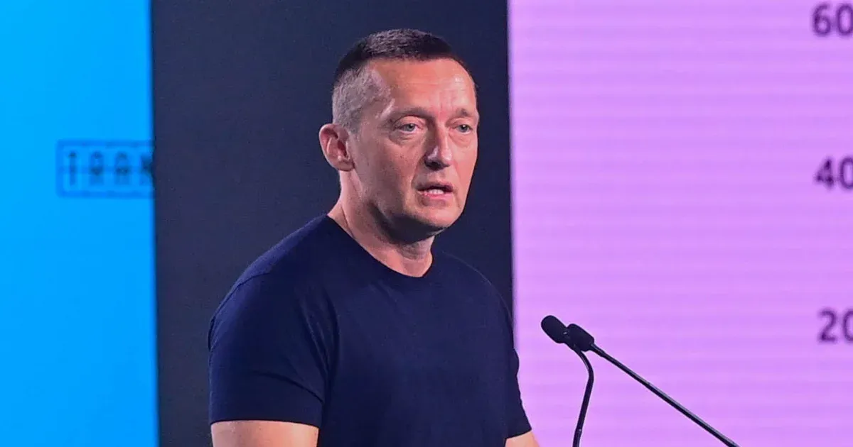 Rogán minisztériuma iratcsipeszekkel akadályozta, hogy a 444 újságírója belenézzen a kommunikációs szerződéseibe