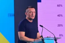 Rogán minisztériuma iratcsipeszekkel akadályozta, hogy a 444 újságírója belenézzen a kommunikációs szerződéseibe