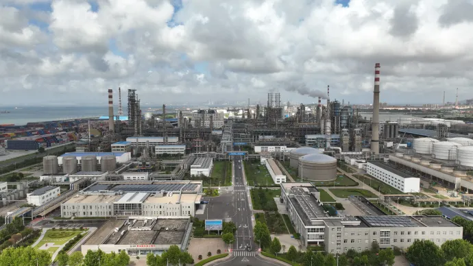 Sinopec olajfinomító Csingtaóban, ami évente több, mint 10 millió tonna nyersolajat képes feldolgozni – Fotó: Liu Qiang / CFoto / AFP