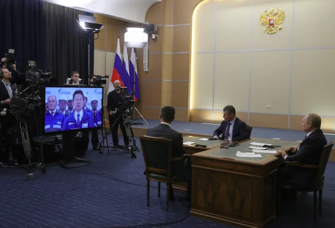 Vlagyimir Putyin orosz elnök, Alekszandr Novak energiaügyi miniszter és Dmitrij Kozak orosz miniszterelnök-helyettes a Szibéria ereje elnevezésű, Oroszországot Kínával összekötő gázvezeték avatóünnepségét figyeli Szocsiban – Fotó: Mikhail Klimentyev / Sputnik / AFP
